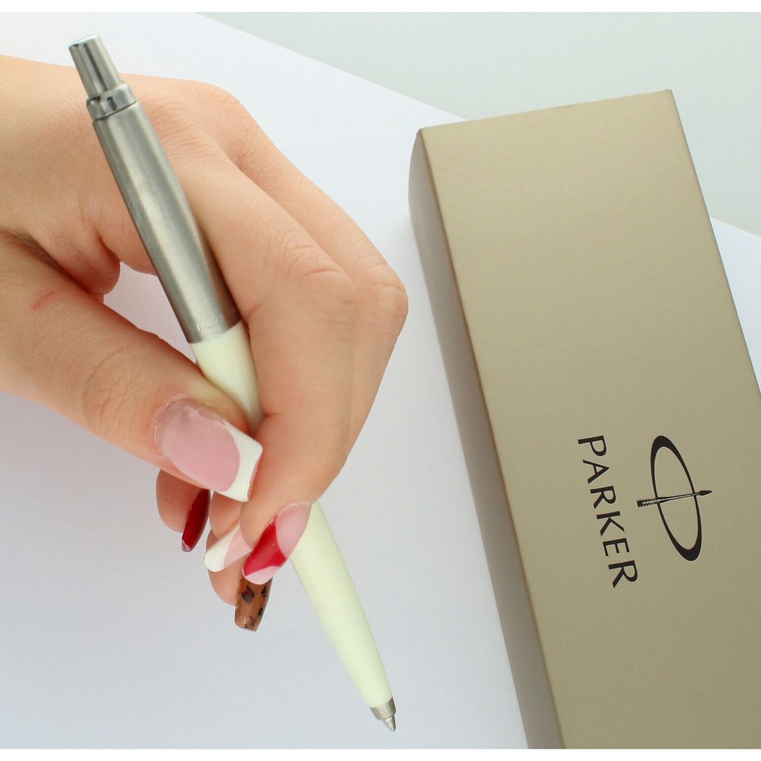 Jotter BP60 Długopis kremowy PARKER  to propozycja skierowana dla osób lubiących delikatne, a zarazem eleganckie połączenia w nowoczesnym wydaniu.3.jpg